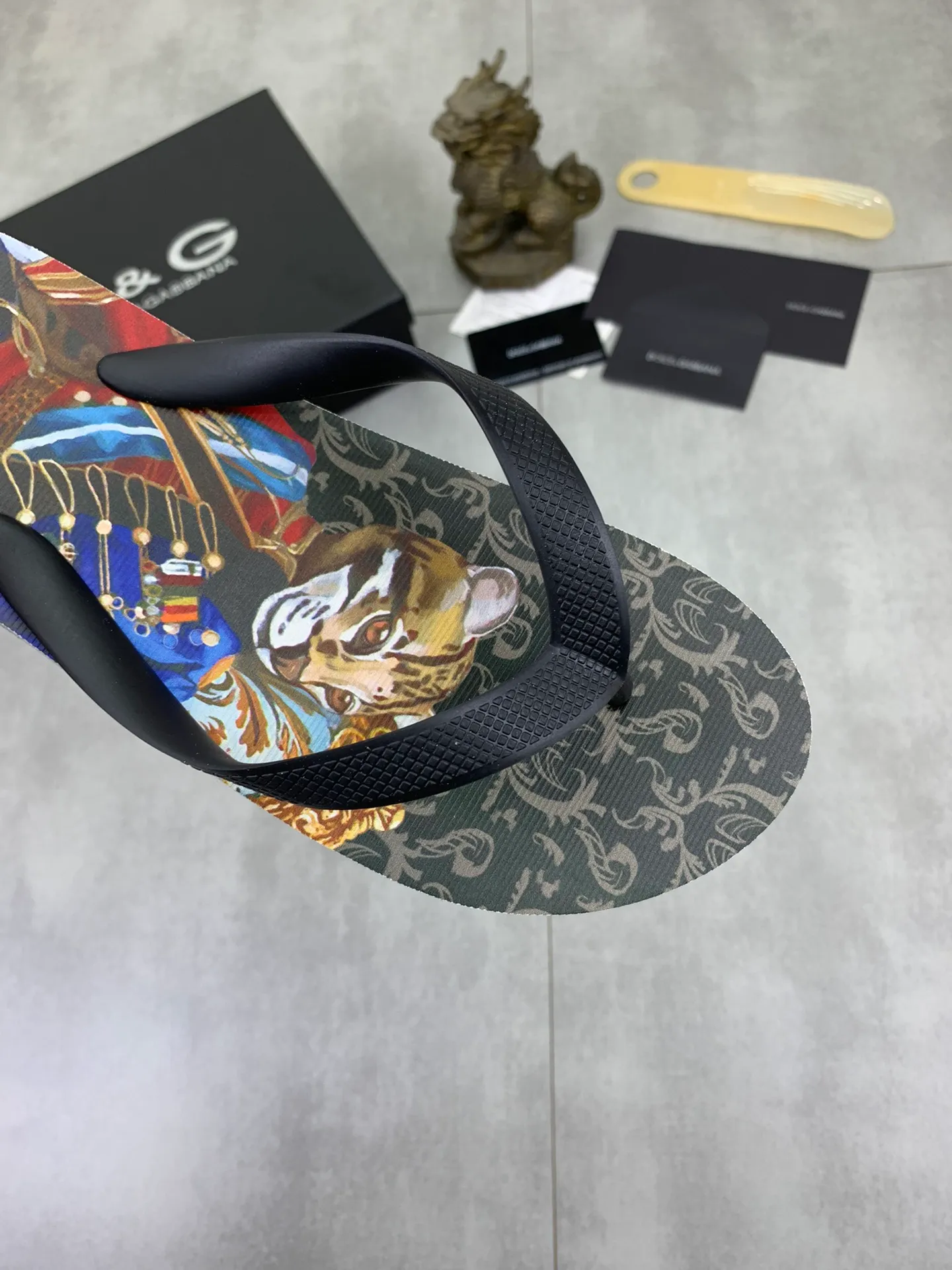 Men's Men's Shoes💰P220💰[New Style]🆘[DG]Official Website Couple🧑‍🤝‍🧑Hot-selling Dolce & Gabbana Men's Flip-Flops are on sale at the counter simultaneously! Original fabric imported from Italy. Original bottom provided by the original factory. Size: Adult 36-45. Children’s size: 30-37. Multiple colors available.